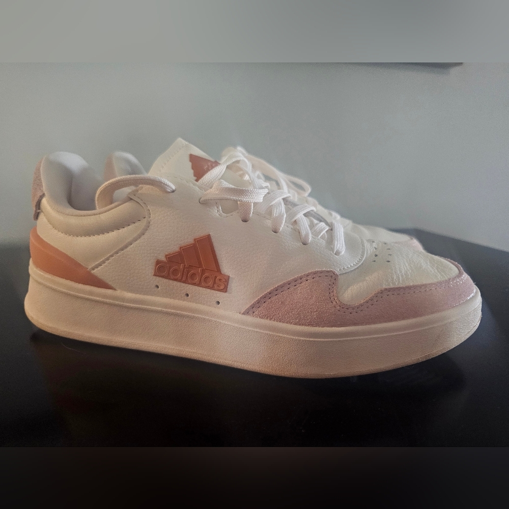 Adidas Kantana women’s sneakers in the elegant Chalk White / Wonder Clay / Wonde